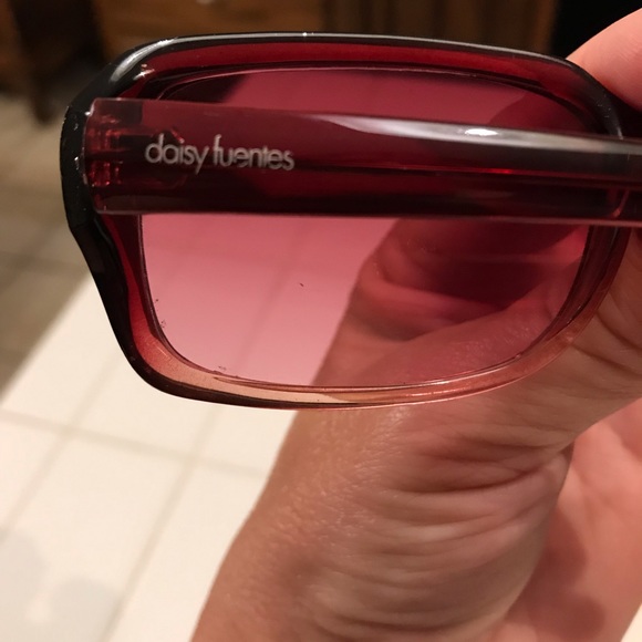 Daisy Fuentes Sunglasses - Picture 3 of 5